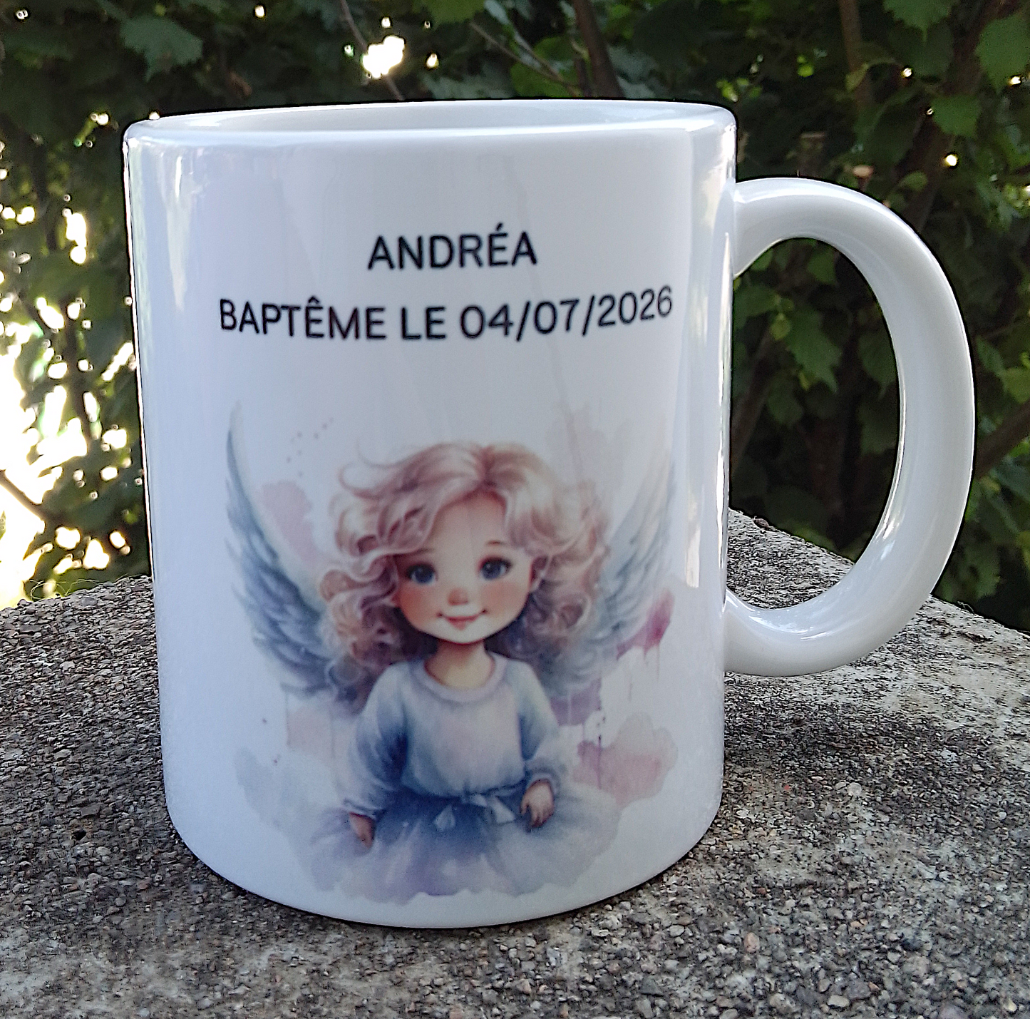 Vue de face mug baptême ange personnalisé avec prénom