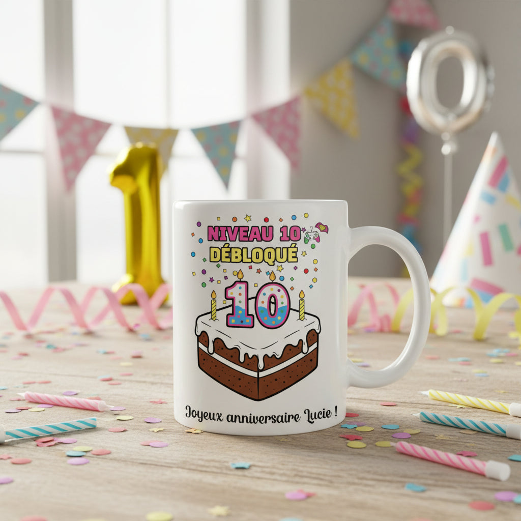 Mug personnalisé 10 ans posé sur une table festive avec confettis et bougies, illustration gâteau et "Niveau 10 débloqué"