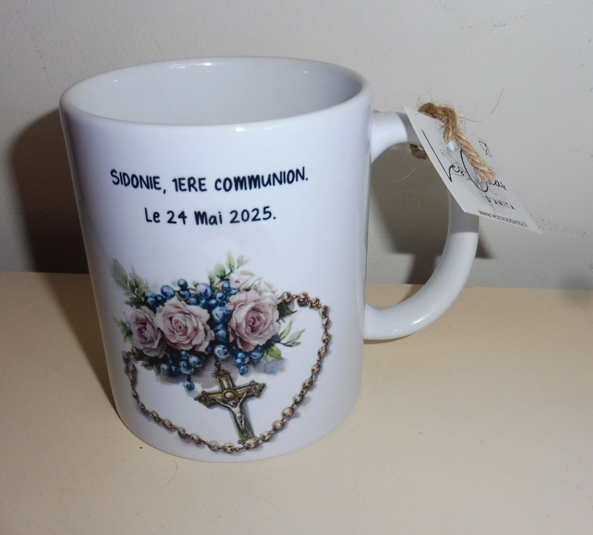 Tasse blanche en céramique de 11 oz (325 ml) avec le dessin d'un chapelet avec une croix, et personnalisé avec un texte - Cadeau pour communiant / communiante