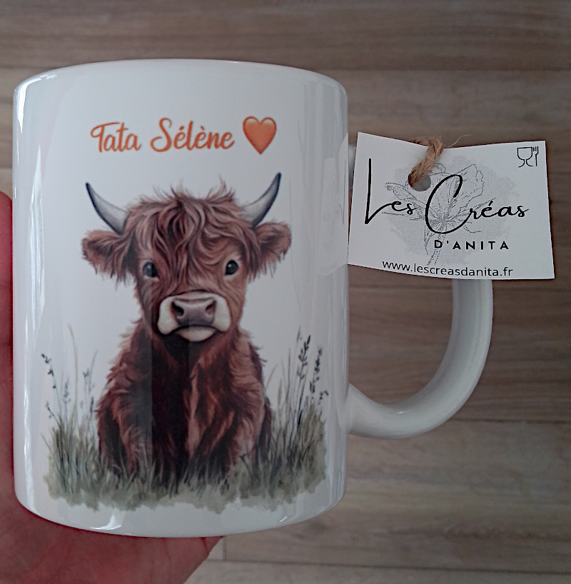 Mug blanc en céramique de 325 ml personnalisé avec une vache highland marron de face et un prénom - Cadeau éleveur - Agriculteur