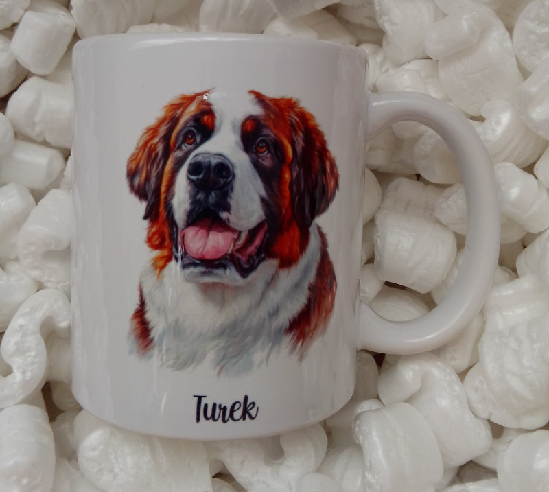 Tasse blanche en céramique de 325 ml avec un dessin représentant la tête d'un chien St-bernard de face et personnalisé avec un nom. Idée cadeau unique