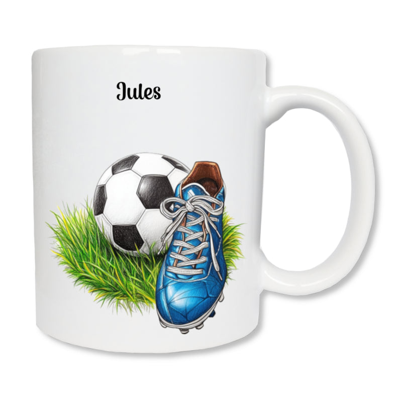 Mug blanc en céramique blanc de 325 ml imprimé avec un ballon et une chaussure de foot bleue posée sur de l'herbe et personnalisé avec un prénom - Cadeau papa, fête des pères