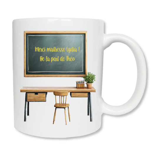 Mug blanc en céramique avec un dessin représentant un tableau d'école avec un texte dessus pour remercier un maître ou une maîtresse d'école.