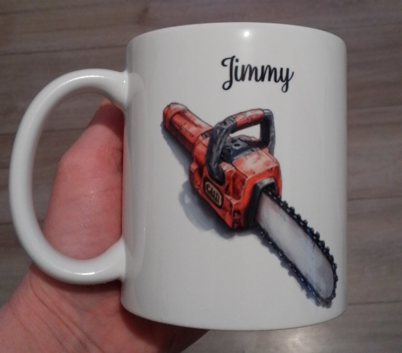Mug blanc en céramique de 325 ml avec un dessin représentant une tronçonneuse rouge et personnalisé avec un prénom. Cadeau papa bûcheron - Fête des pères