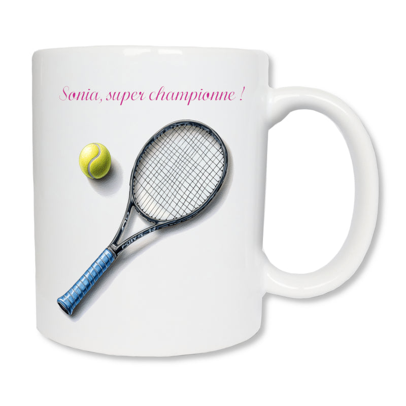 Mug blanc en céramique avec une raquette de tennis et une balle et personnalisé avec un texte - Cadeau idéal pour un tennisman ou un entraineur