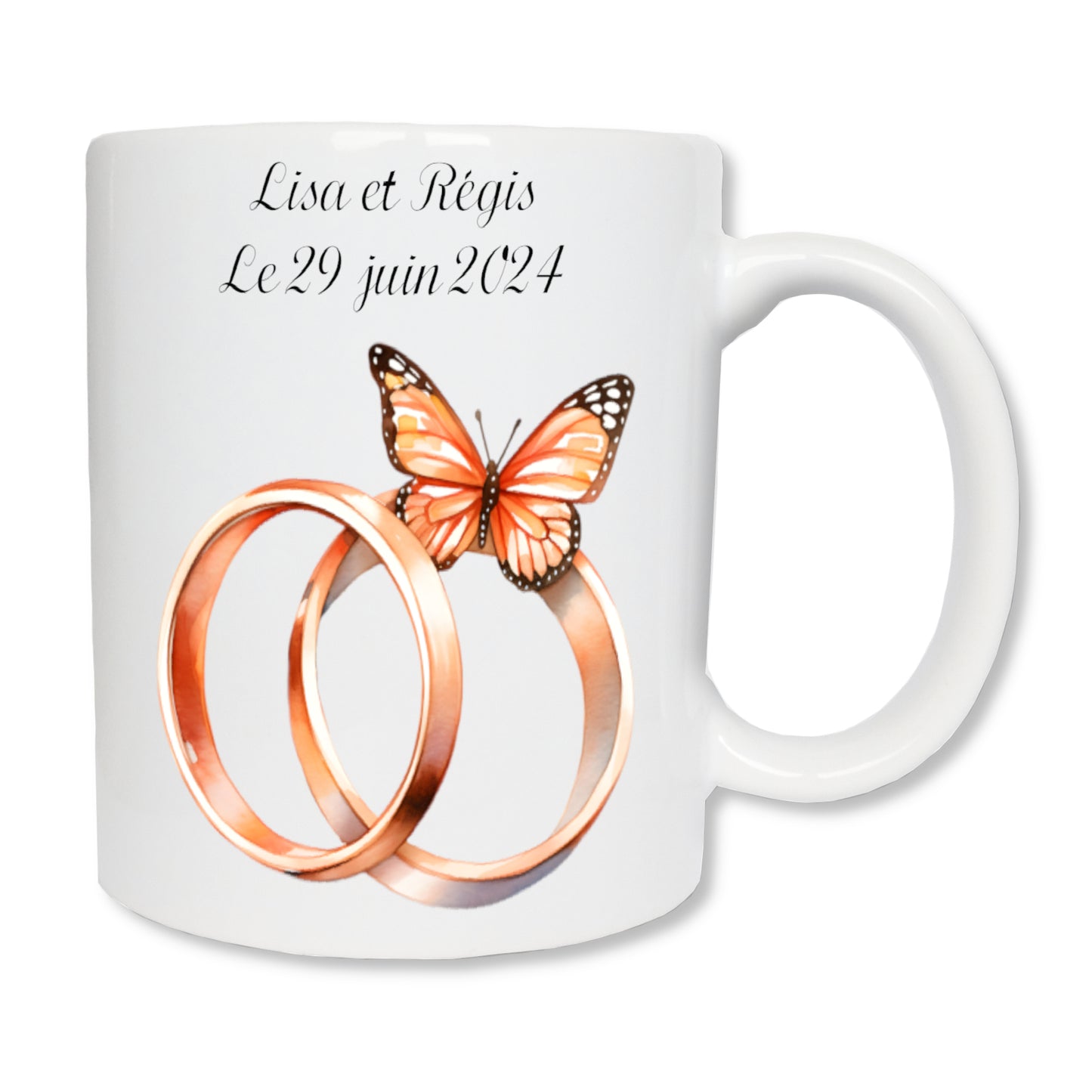 Mug personnalisé en céramique affichant deux alliances. En haut il y a les prénoms des mariés et la date de mariage