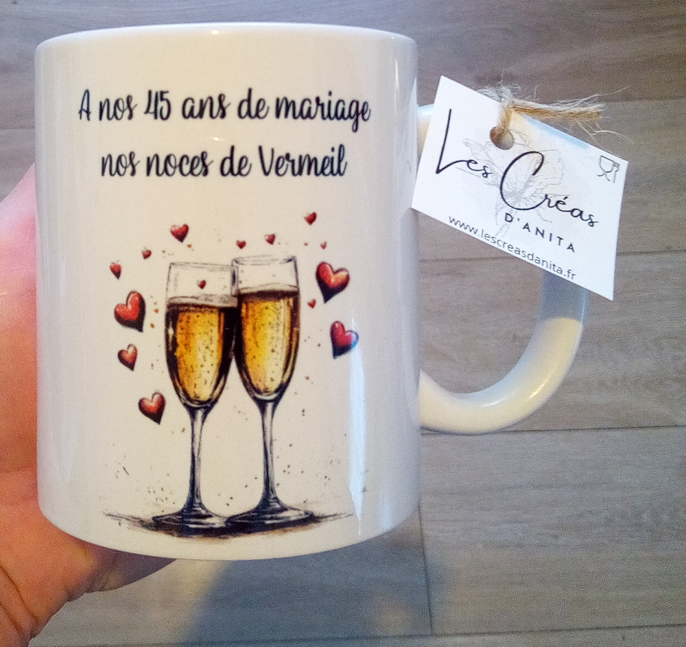 Vue de face mug anniversaire de mariage personnalisé avec prénoms