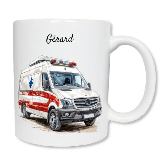 Mug blanc en céramique de 325ml avec un camion ambulance,  et personnalisé avec un prénom. Cadeau pour ambulancier / ambulancière.