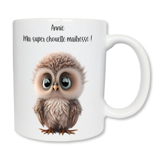 Mug personnalisé en céramique blanc représentant une chouette. En haut du mug, sur deux lignes est écrit le message suivant : " Annie ma super chouette maîtresse !