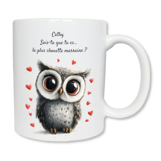 Mug blanc en céramique de 325 ml avec le dessin d'une chouette amusante avec de gros yeux ronds, et personnalisé avec votre texte. Un cadeau pour une chouette marraine