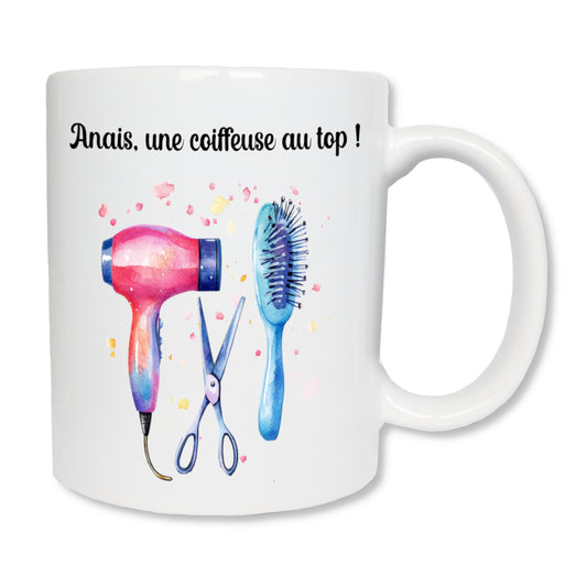 Mug blanc en céramique de 325 ml avec un dessin représentant des accessoires de coiffeur / coiffeuse : un sèche cheveux, un ciseau et une brosse. Cadeau pour coiffeuse.