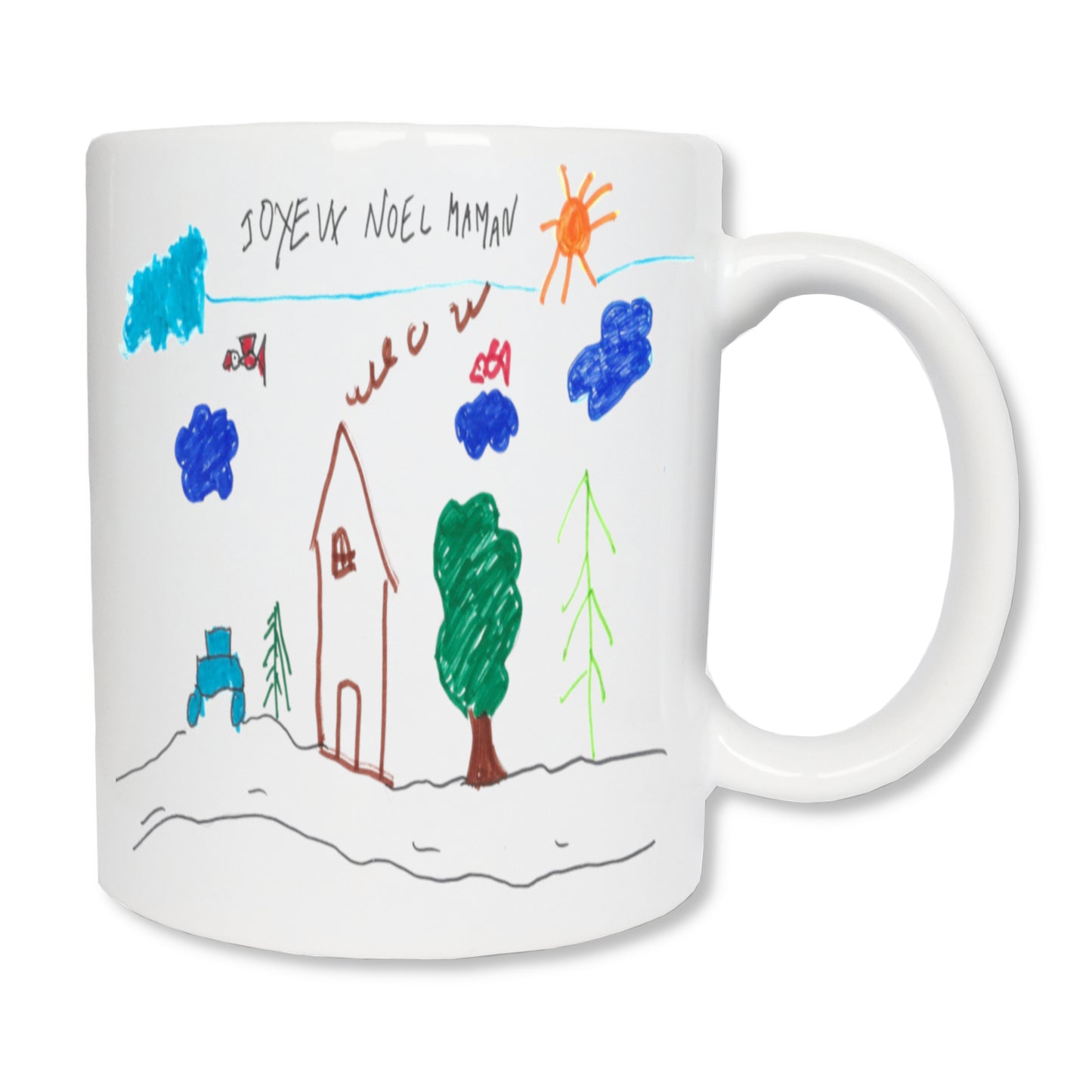 Mug personnalisé en céramique blanc de 325 ml représentant un dessin d'enfant. Sur le dessin il y a un soleil, une maison, des nuages, un arbre et le texte Joyeux Noêl maman