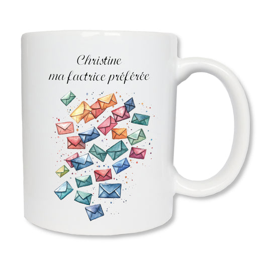Mug blanc en céramique de 325 ml avec un dessin représentant des enveloppes colorées qui s'envolent, et personnalisé avec votre texte. Cadeau pour facteur / factrice