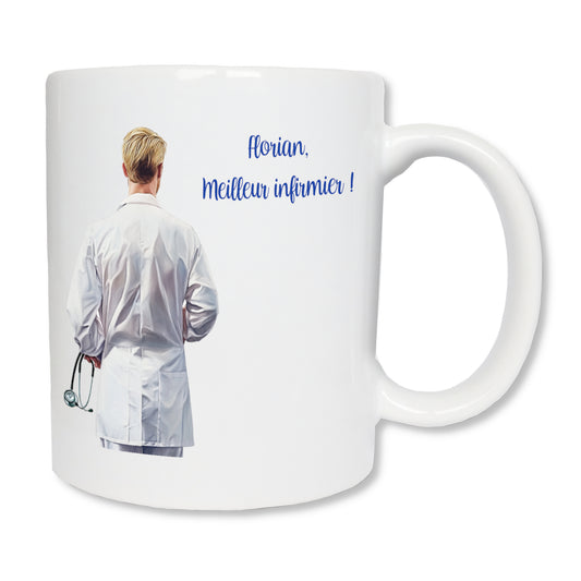 Mug blanc en céramique avec un dessin représentant un homme infirmier de dos avec une blouse blanche et qui tient un stéthoscope au bras