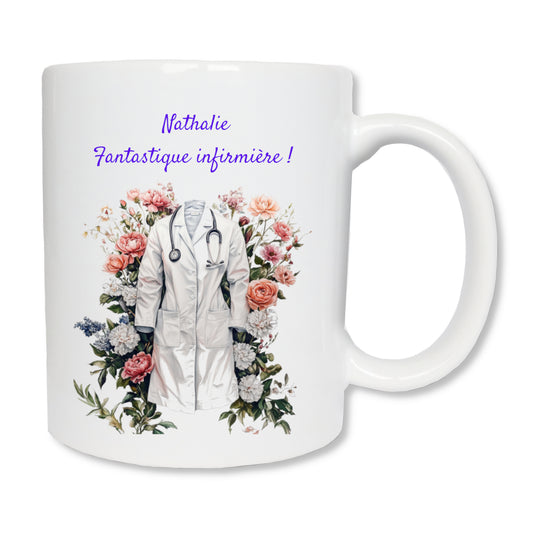 Mug blanc en céramique représentant un dessin avec une blouse d'infirmière avec en fond des motifs floraux