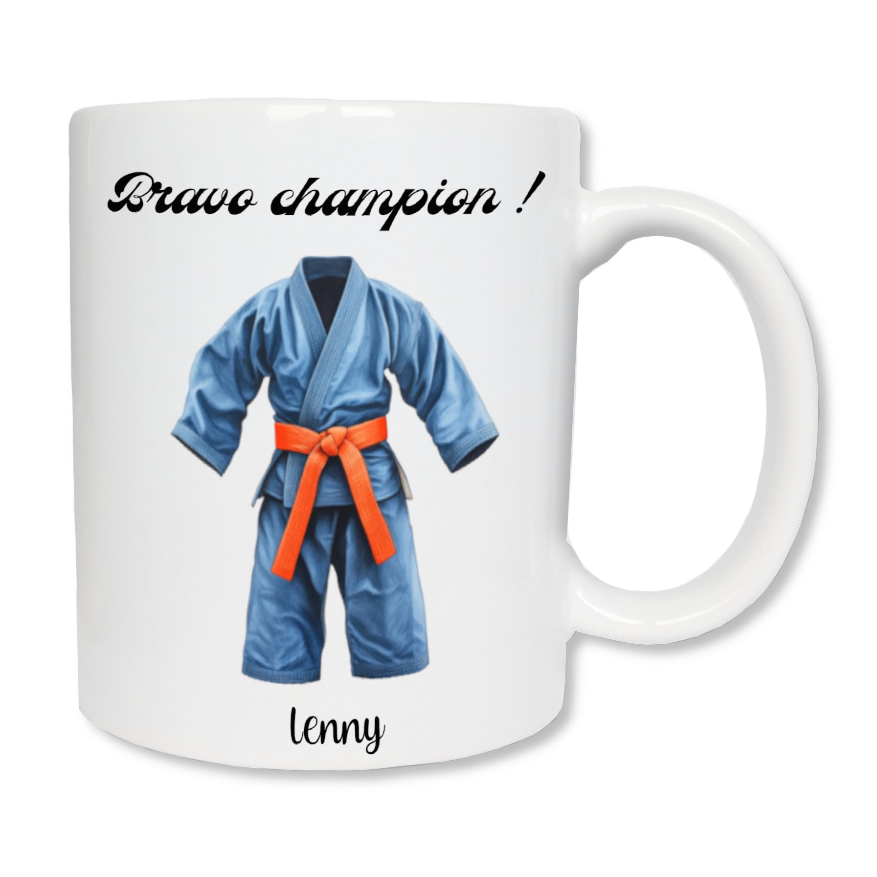 Mug blanc en céramique  de 325 ml avec un dessin représentant un kimono de judo bleu avec une ceinture orange, et personnalisé avec un prénom, un texte. Cadeau pour coach, judoka