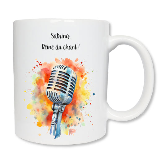Mug blanc en céramique avec un dessin représentant un micro et un fond coloré
