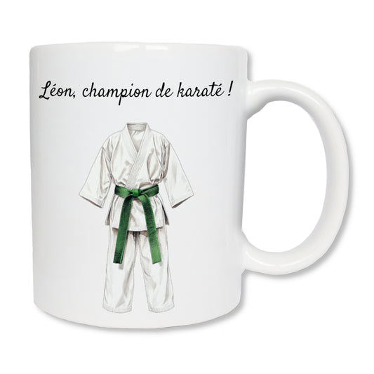 Mug blanc en céramique avec un dessin représentant un kimono de karaté blanc avec une ceinture verte