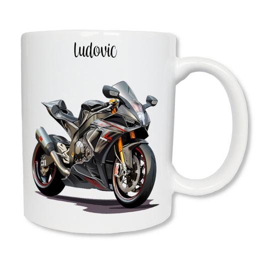 Mug personnalisé en céramique blanc affichant une moto YAMAHA noire. En haut du mug figure un prénom.