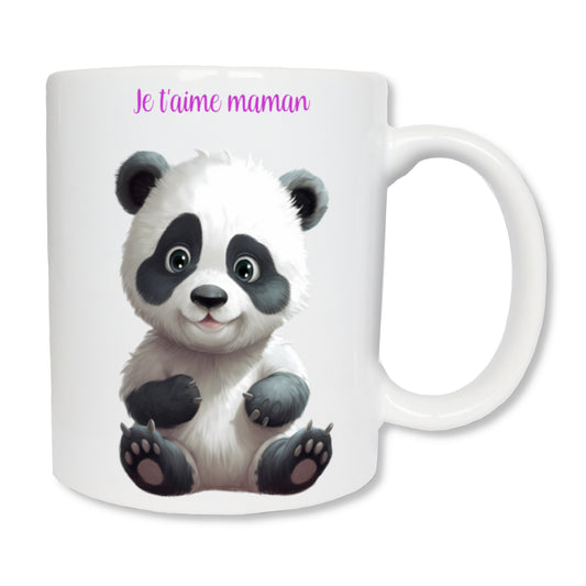 Mug personnalisé en céramique blanc représentant un bébé panda assis qui sourit. En haut il y a le message "Je t'aime maman"