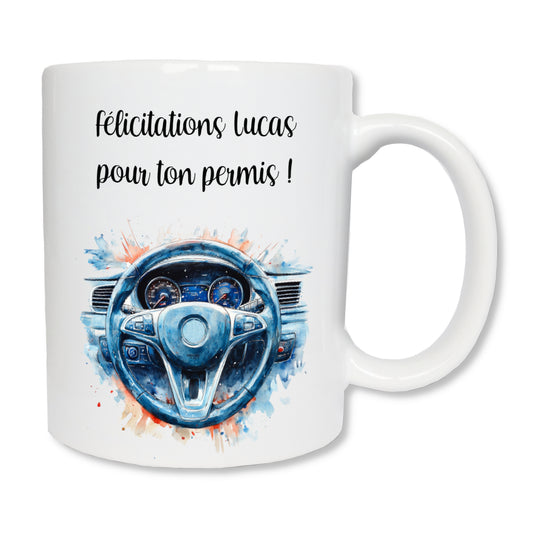 Mug blanc en céramique de 325 ml avec un volant de voiture et personnalisé avec votre message pour féliciter pour l'obtention du permis de conduire.