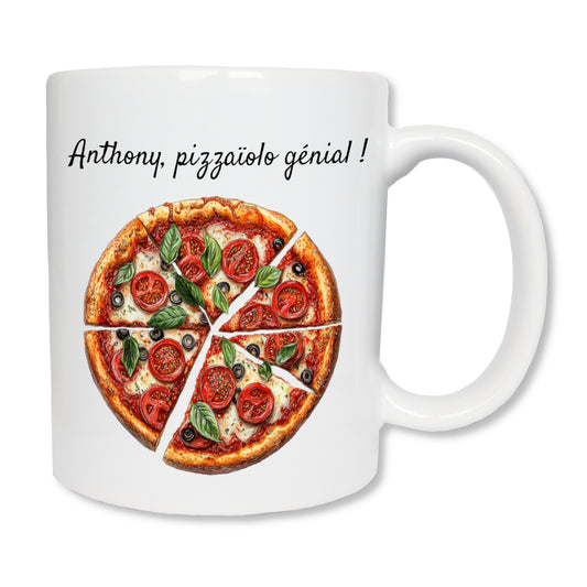 Mug blanc en céramique de 325 ml avec le dessin d'une grande pizza, et personnalisé avec votre texte. Cadeau pour pizzaïolo.