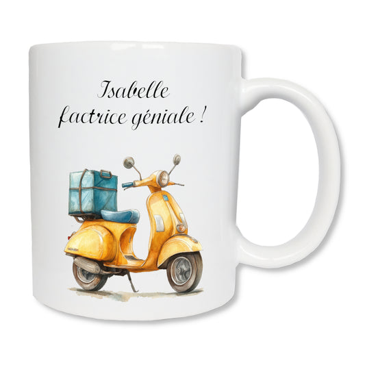 Mug blanc en céramique de 325 ml avec le dessin d'un scooter de facteur et personnalisé avec votre texte. Cadeau pour facteur / factrice