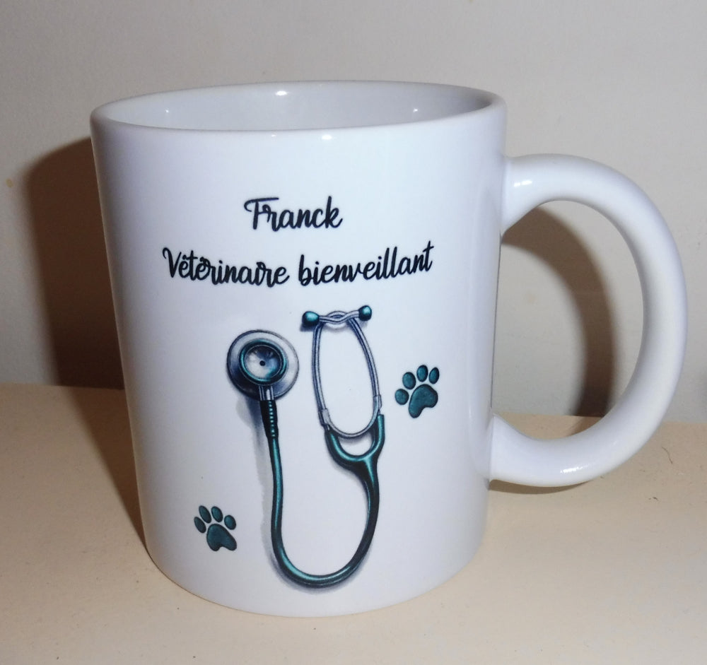 Tasse blanche en céramique de 325 ml imprimé avec un stéthoscope, des empreintes de pattes et personnalisé avec un texte - Idée cadeau vétérinaire