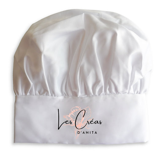 Toque de cuisinier de couleur blanche en polyester. Sur le devant de la toque, il y a un logo.