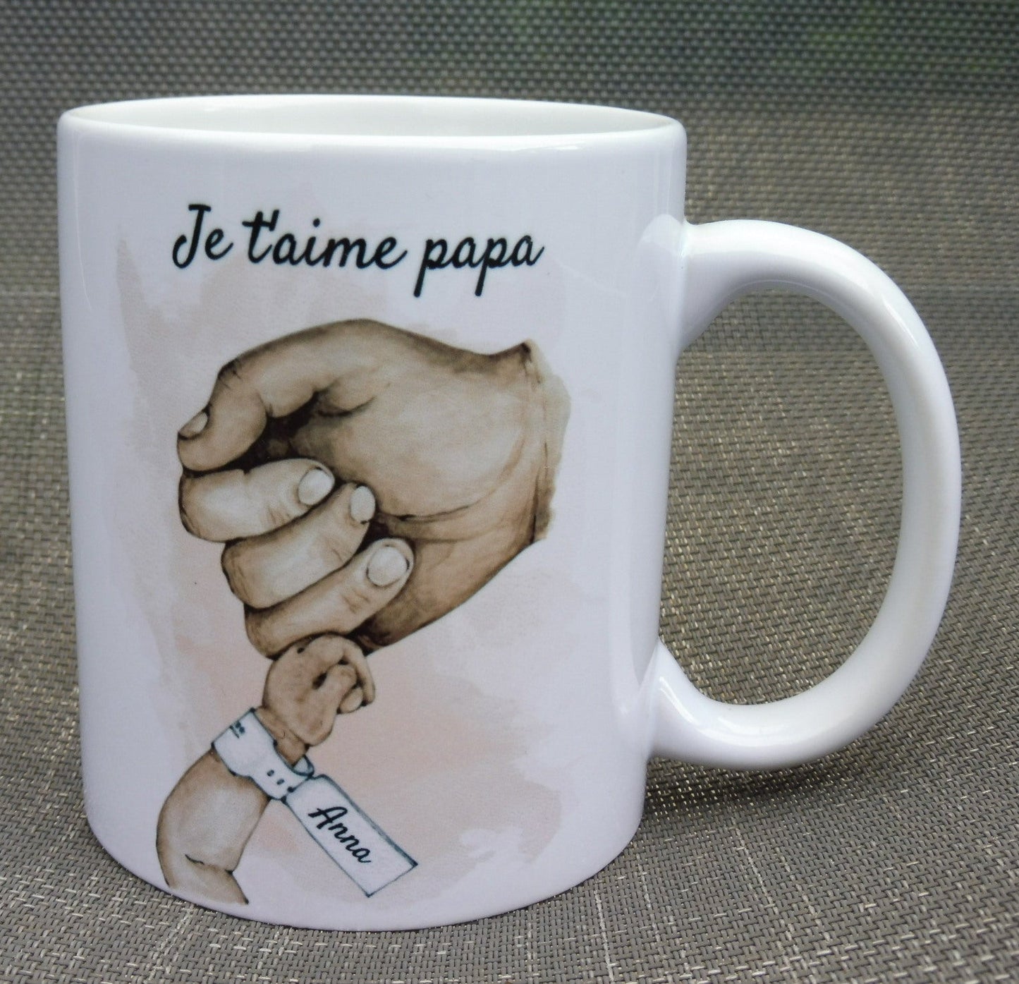 Personalisierte Tasse mit Vater- und Babyhänden