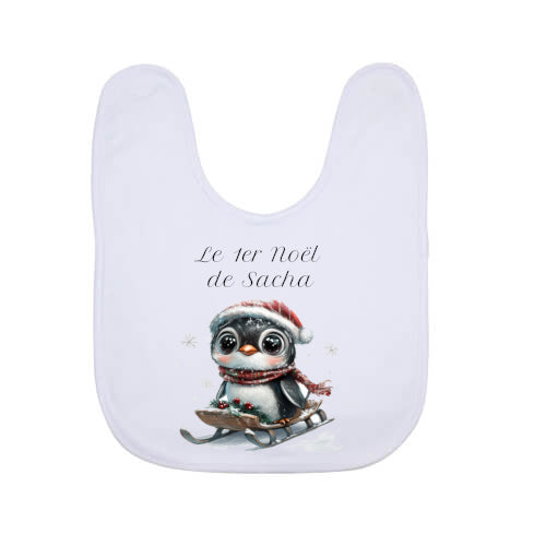 Bavoir personnalisé blanc imprimé avec un prénom et un bébé pingouin qui fait de la luge. Cadeau 1er Noël