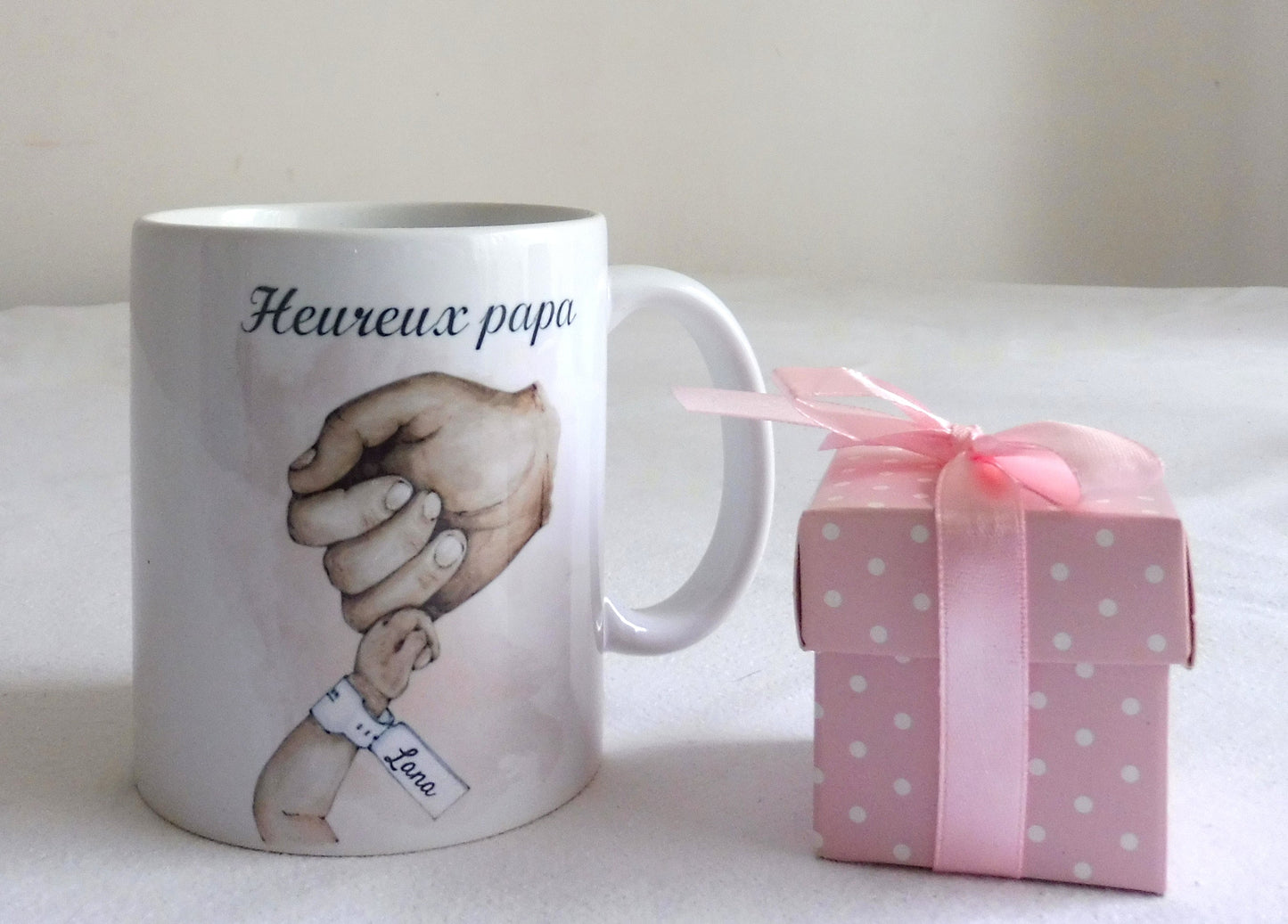 Personalisierte Tasse mit Vater- und Babyhänden