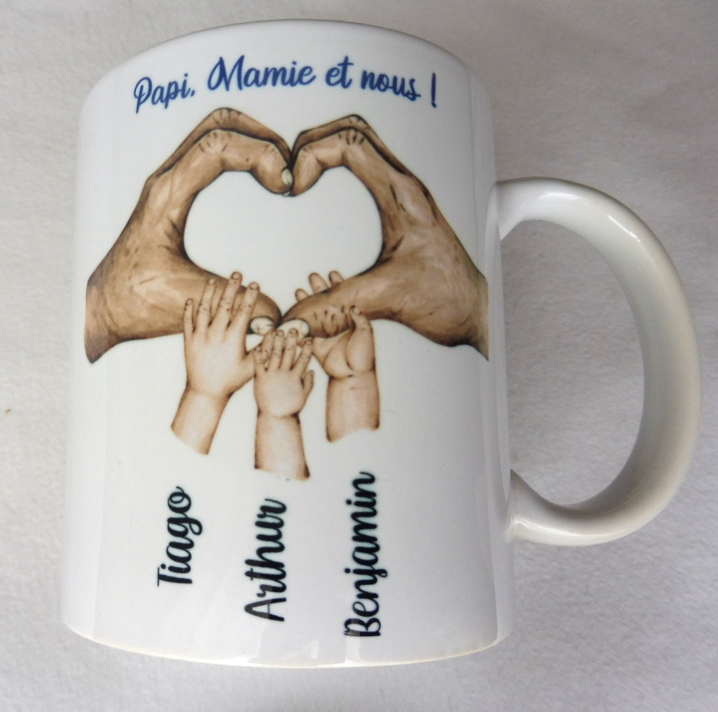 Mug personnalisé mains de papi et mamie et leurs 4 petits enfants