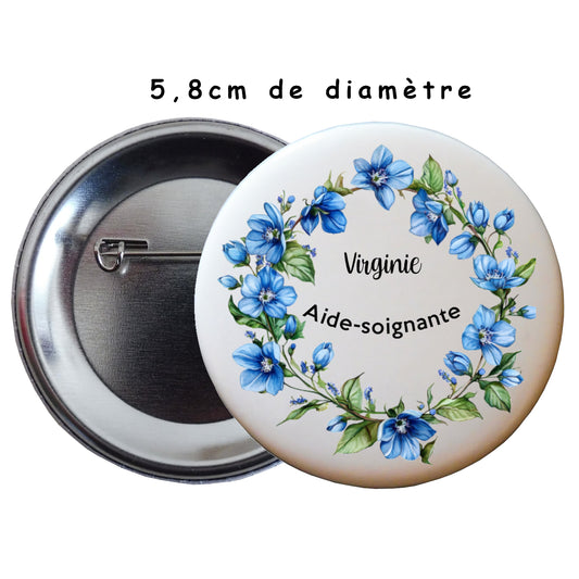Badge à épingle de 58 millimètres avec une couronne de fleurs bleues et personnalisé avec un prénom et un métier - Cadeau idéal pour les soignants : infirmière, aide-soignante, médecin