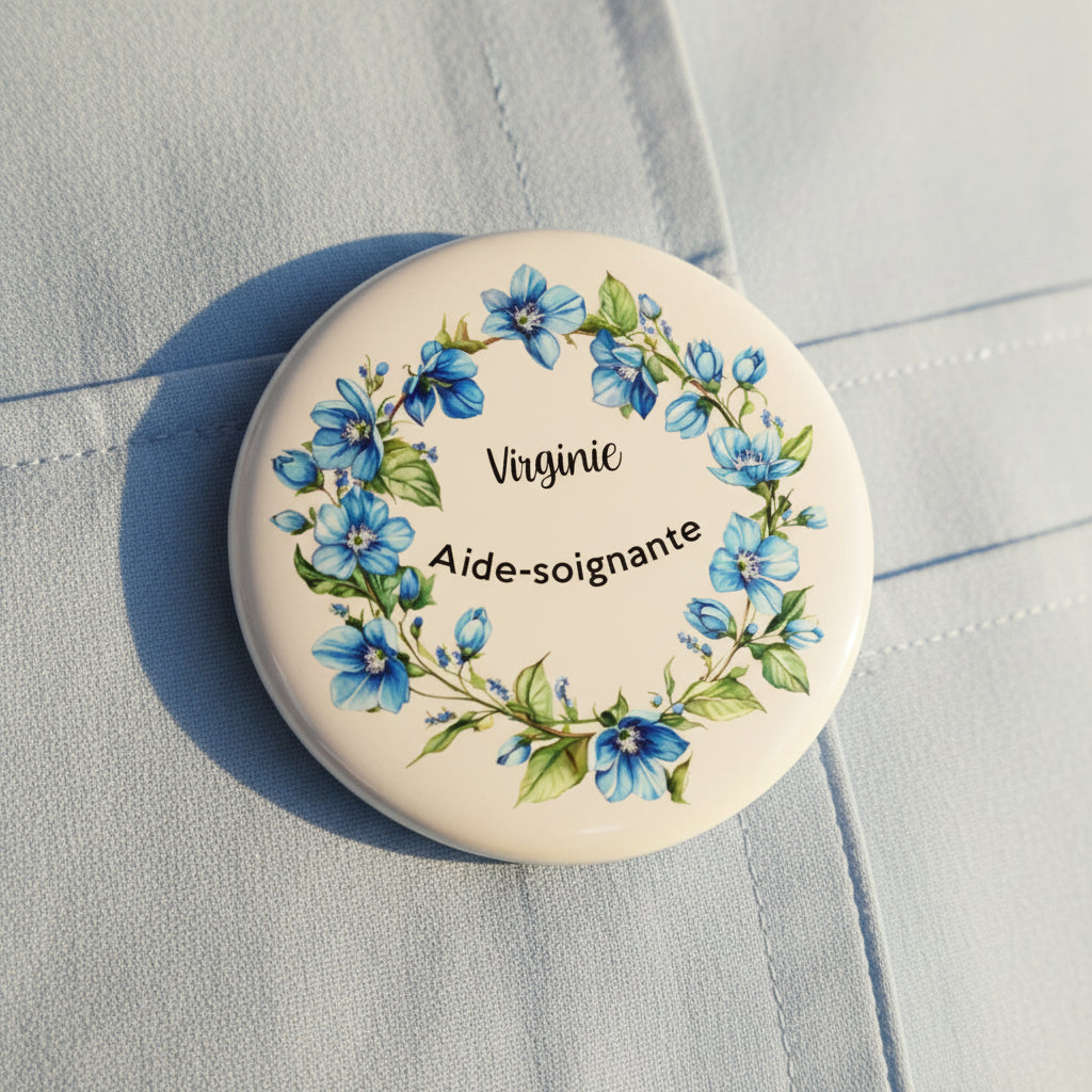 Badge personnalisé aide-soignante fleurs bleues avec prénom – cadeau soignante
