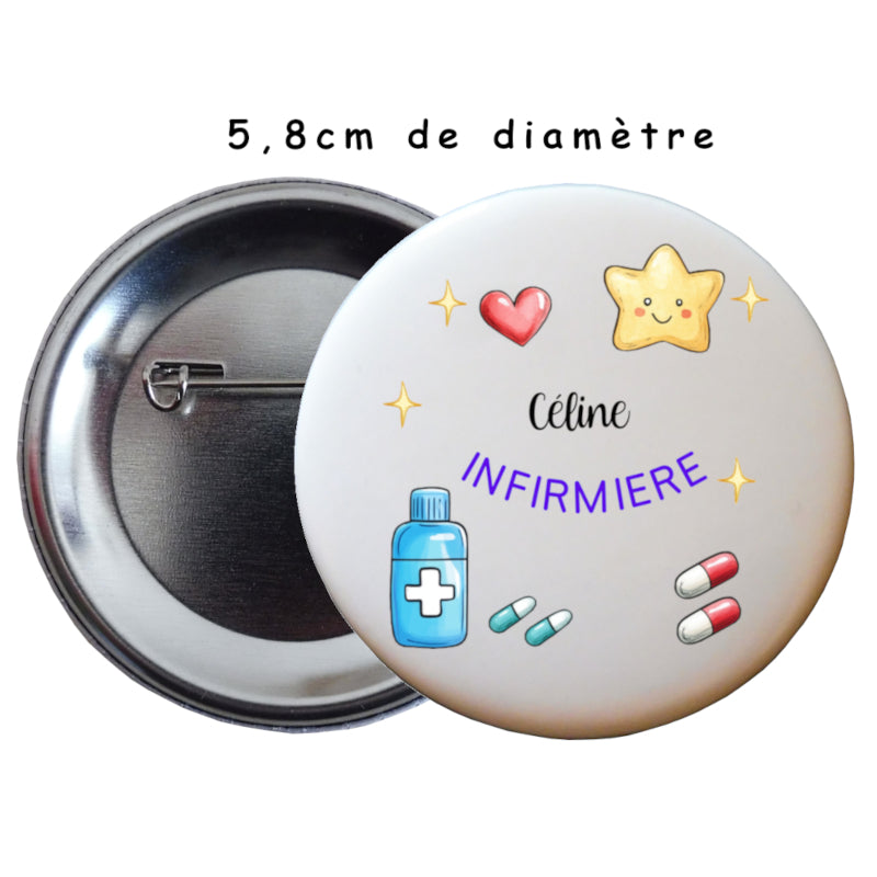 Badge à épingle  de 58 mm pour les soignants : infirmière, aide-soignante, médecin. imprimé avec des motifs variés : médicaments, gélules, coeur, étoiles et personnalisé avec un prénom et le métier.