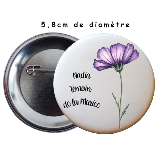 Badge à épingle personnalisé avec une fleur, un prénom et un petit texte - Cadeau idéal pour mettre sur les vêtements des invités d'un mariage