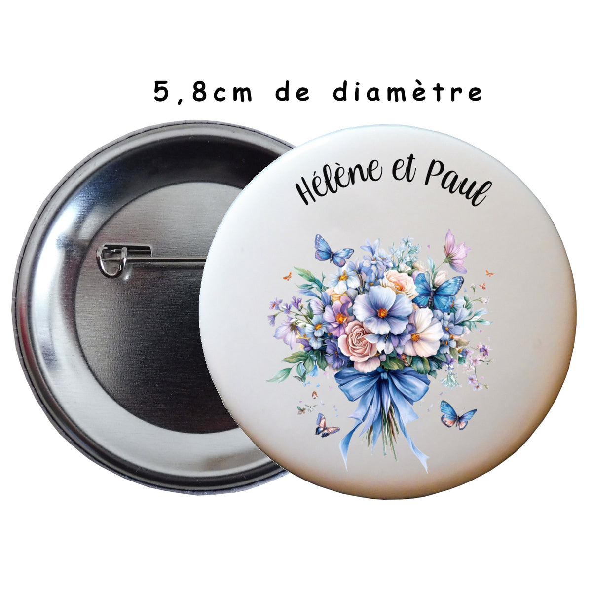 Badge à épingle de 58 millimètres imprimé avec un bouquet de fleurs et des papillons et deux prénoms. Cadeau idéal pour des mariés