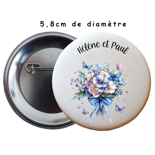 Badge à épingle de 58 millimètres imprimé avec un bouquet de fleurs et des papillons et deux prénoms. Cadeau idéal pour des mariés
