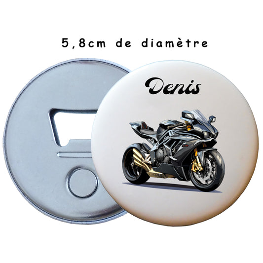 Badge rond magnétique et décapsuleur de 58mm avec une moto et personnalisé avec un prénom. Cadeau pour motard