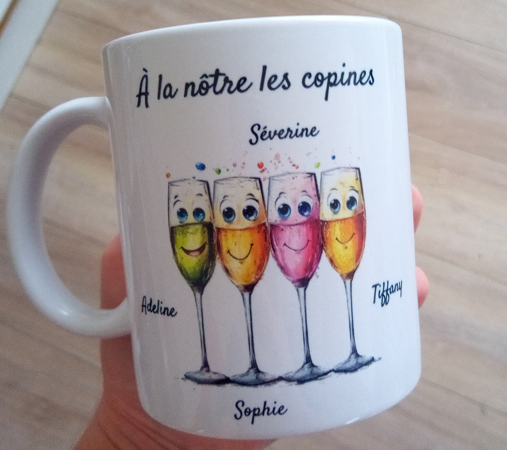Mug 4 amies personnalisé avec verres à champagne et prénoms
