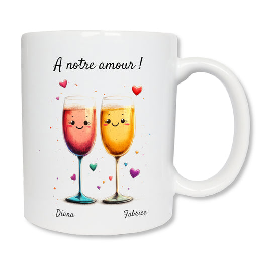 Mug blanc de 11oz (325ml) en céramique avec deux verres à champagne de face qui sourient et personnalisé avec deux prénom et un message. Idée cadeau amoureux