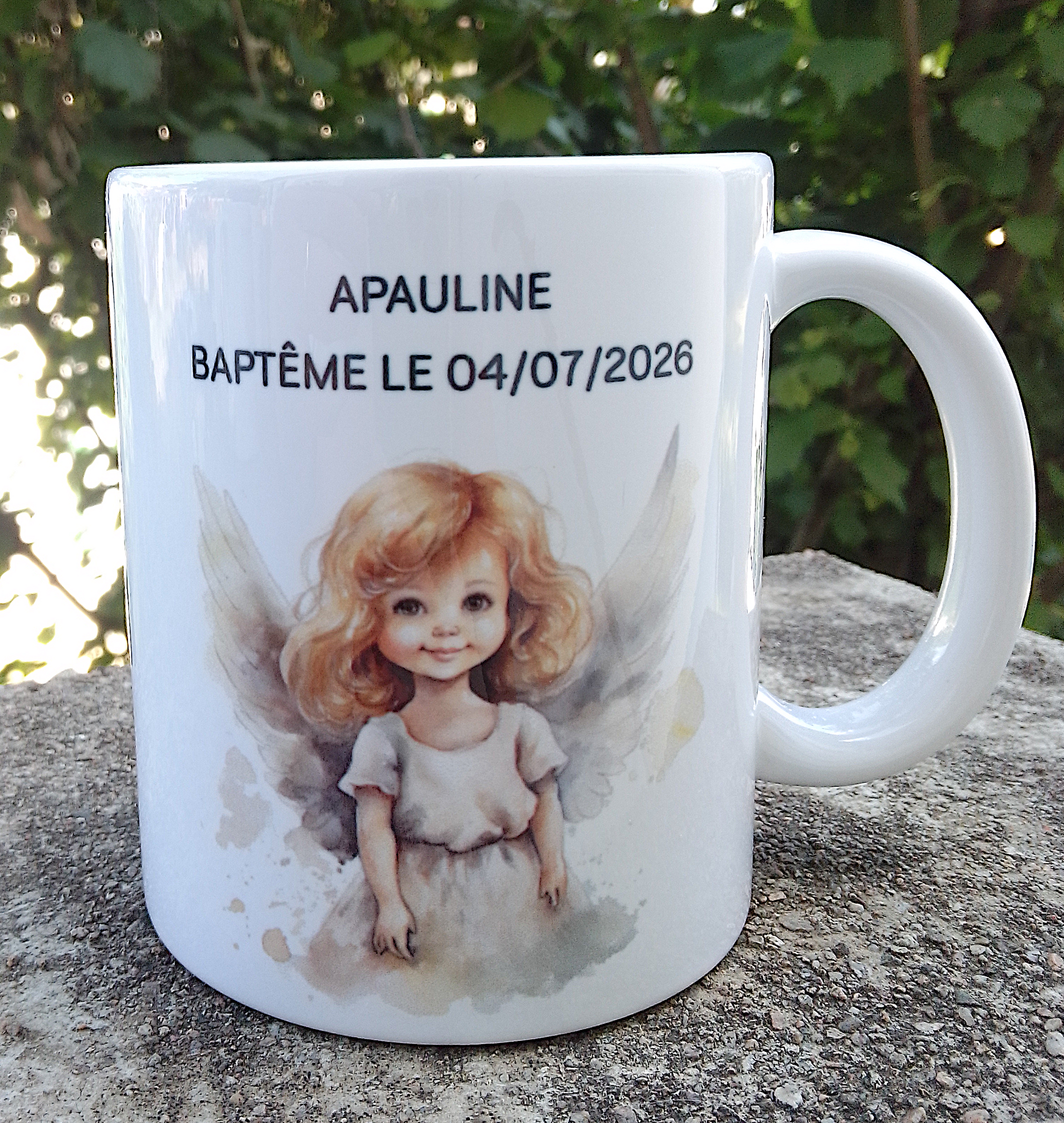 Détail mug baptême ange personnalisé - impression haute qualité céramique
