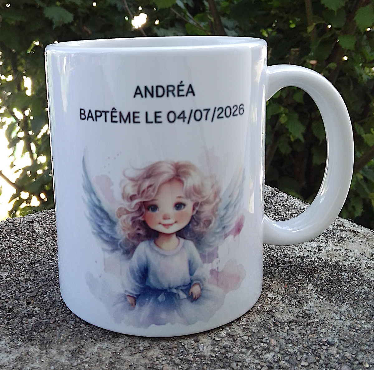 Vue de face mug baptême ange personnalisé avec prénom
