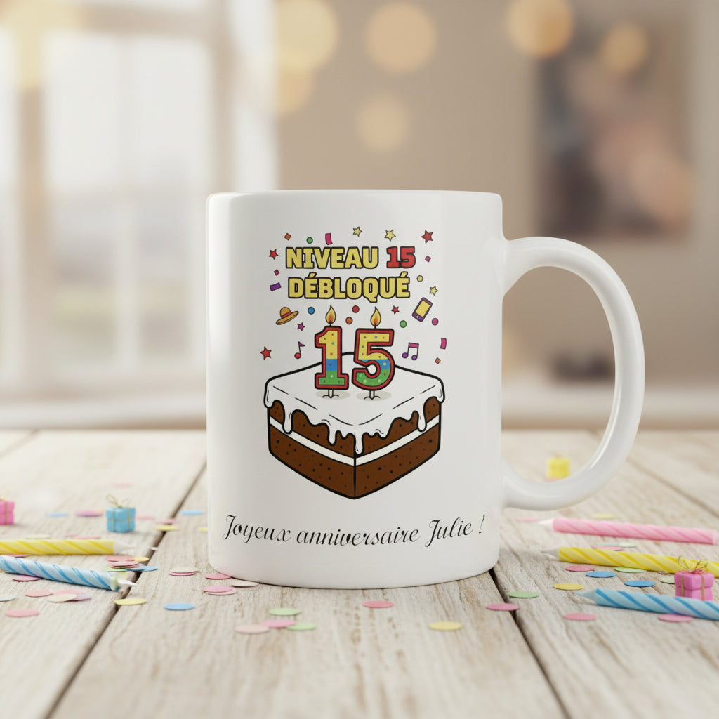 Mug personnalisé 15 ans posé sur une table en bois avec bougies et confettis, illustration gâteau et "Niveau 15 débloqué"

