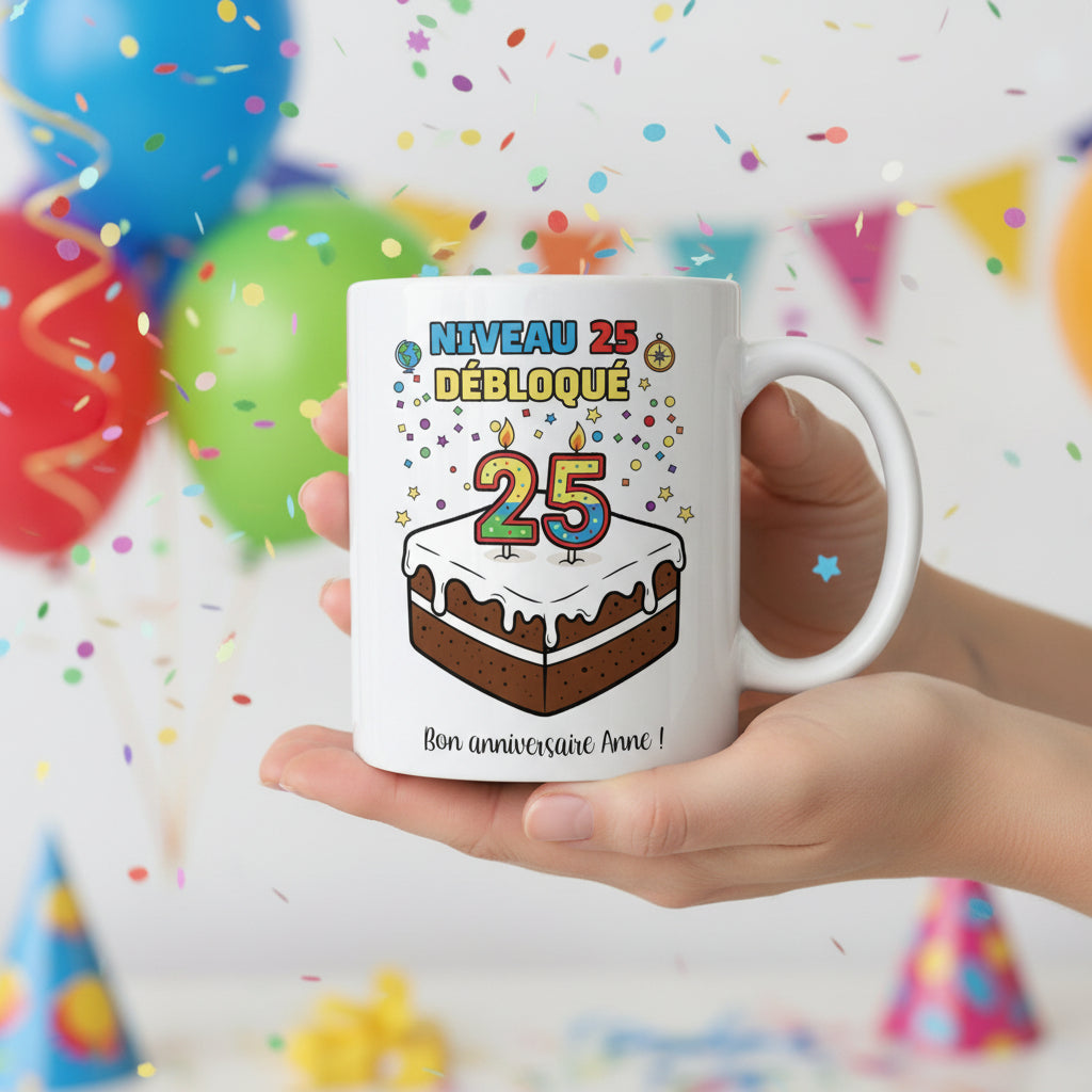 Mug personnalisé 25 ans tenu en main avec ballons et confettis colorés, illustration gâteau et "Niveau 25 débloqué"

