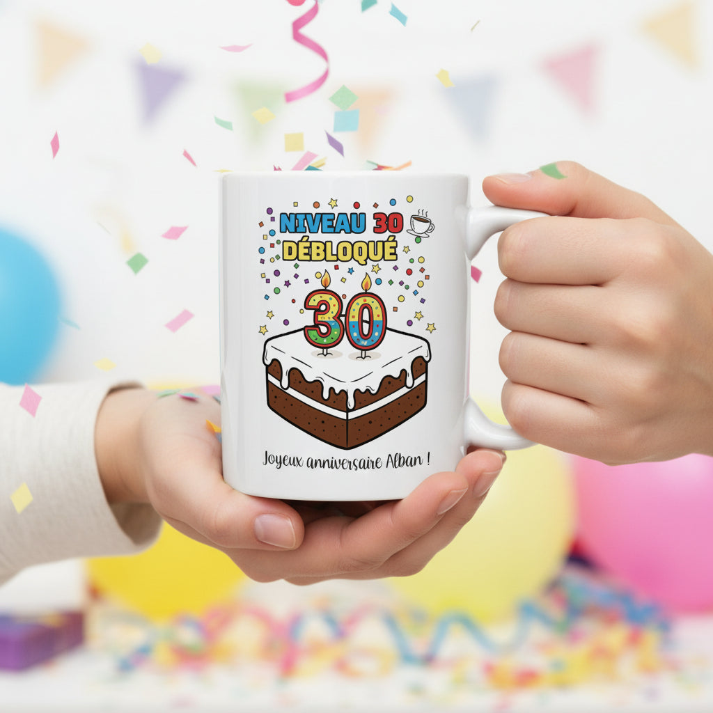 Mug personnalisé 25 ans tenu en main avec ballons et confettis colorés, illustration gâteau et "Niveau 25 débloqué"

