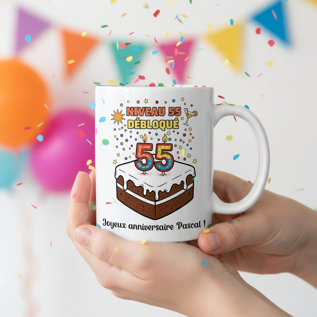 Mug personnalisé 55 ans tenu à deux mains avec ballons colorés et confettis, illustration gâteau et "Niveau 55 débloqué"
