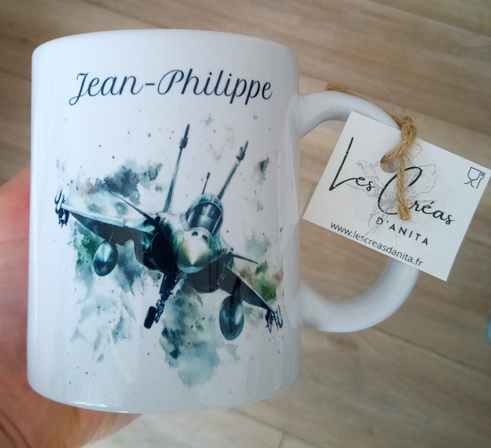 Mug blanc avec un avion de chasse vert  et un prénom - Cadeau idéal pour passionné d'aviation 
