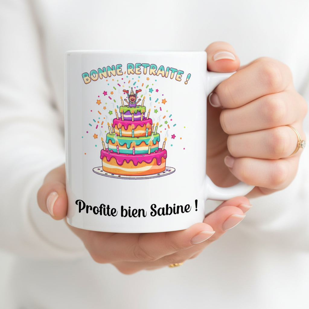 Mug personnalisé bonne retraite tenu en main – cadeau départ retraite avec prénom
